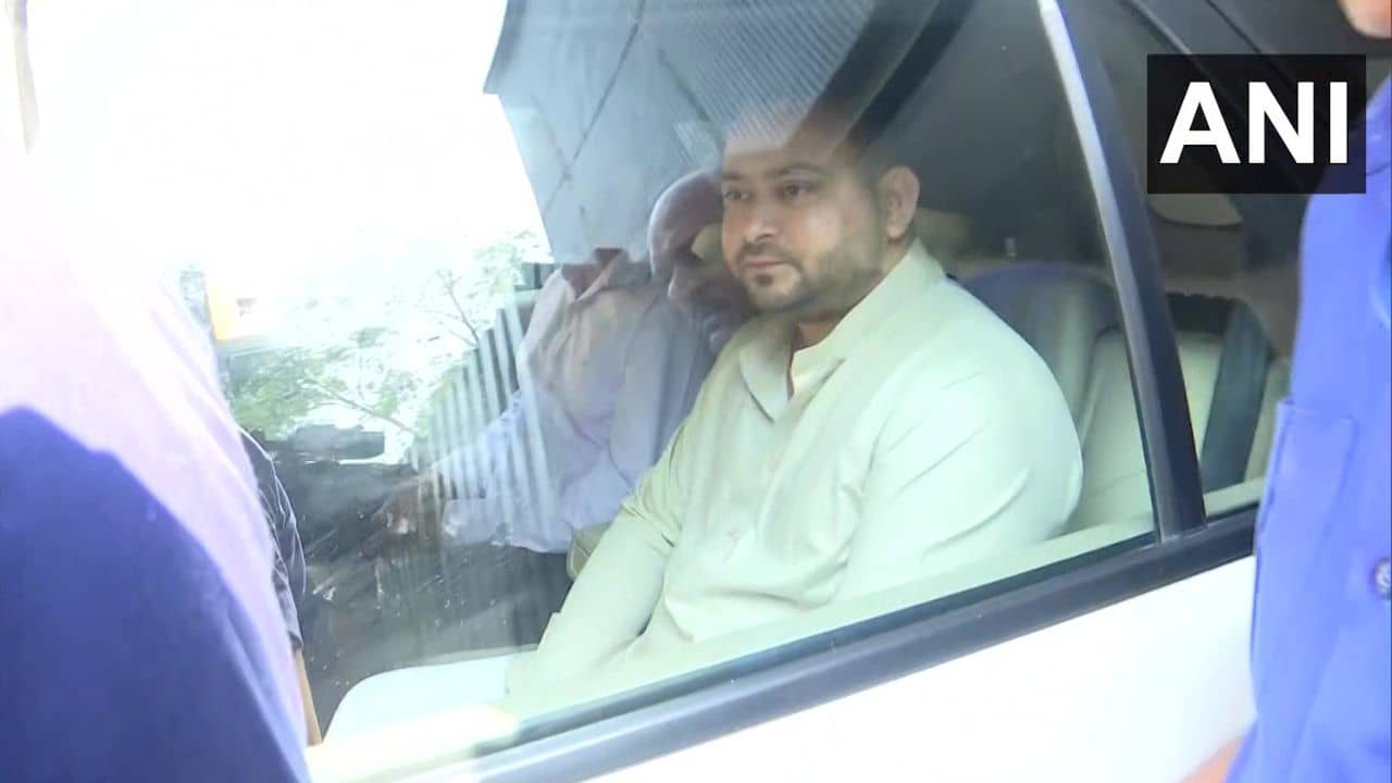 Tejashwi Yadav: স্মিত হাসি, চোখে-মুখে ক্লান্তির ছাপ! ৮ ঘণ্টার ম্যারাথন জেরার পর CBI দফতর থেকে বেরিয়ে তেজস্বী বললেন...