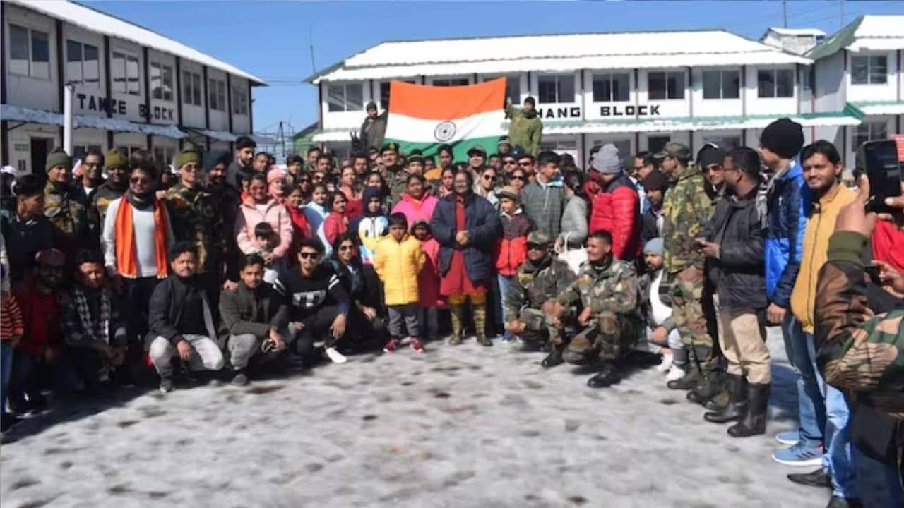 Indian Army: সিকিমে প্রবল তুষারপাতে আটকে পড়া ৩৭০ পর্যটককে উদ্ধার করল সেনাবাহিনীর ত্রিশক্তি কর্পস