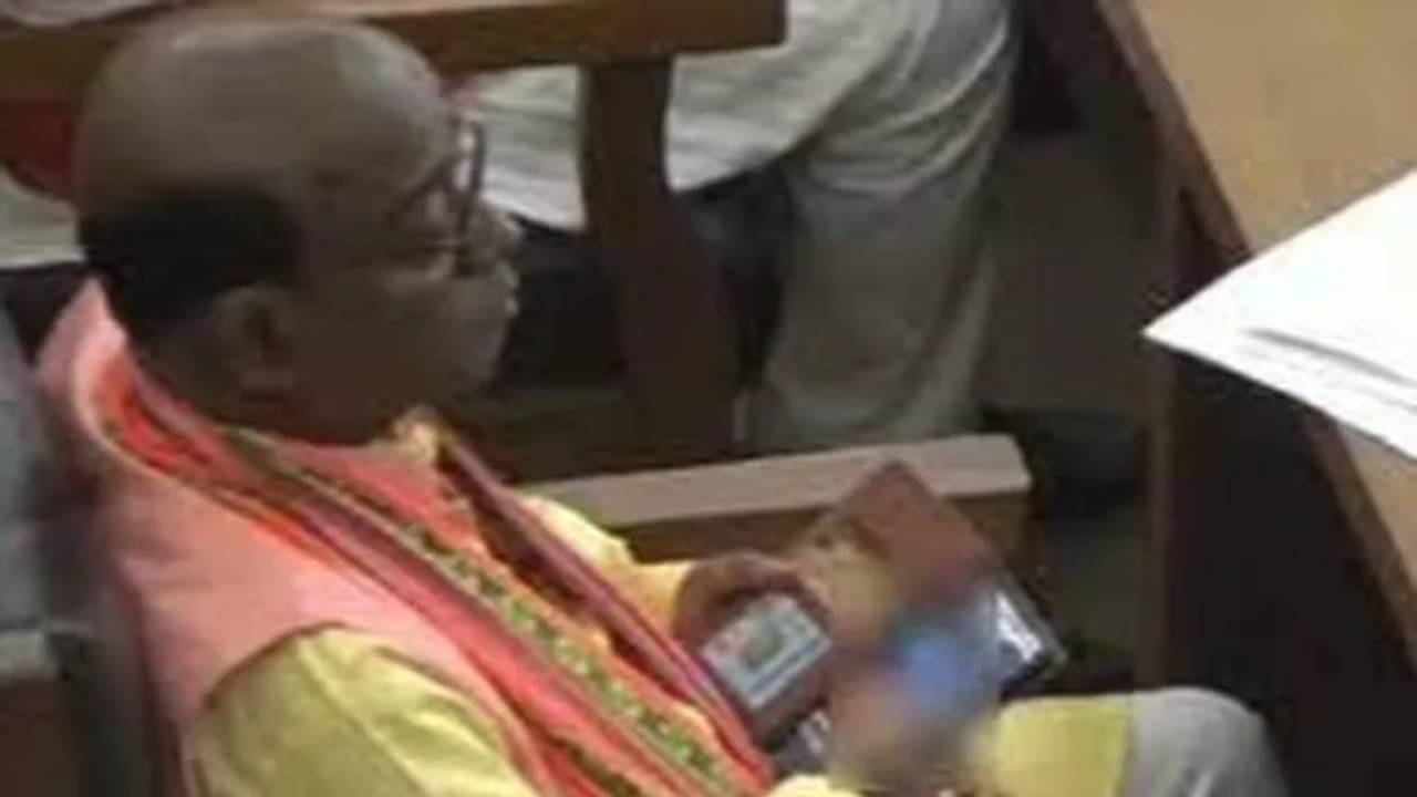 Tripura: ভুল করে টিপে দিয়েছিলাম, বিধানসভায় পর্ন দেখে বিতর্কে বিজেপি বিধায়ক