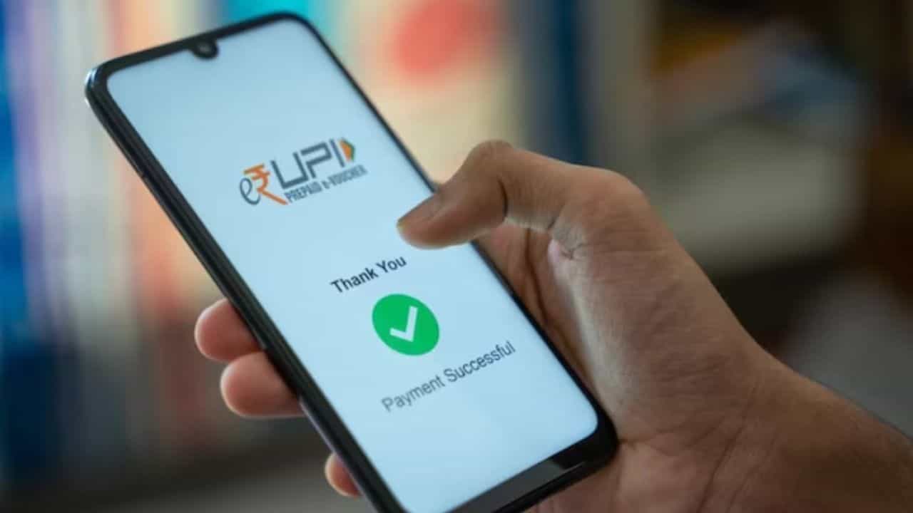 Surcharge For UPI Payments: গুগলপে বা ফোনপে অথবা পেটিএম ব্য়বহার করেন? তাহলে ১ এপ্রিল থেকে বড় খরচার মুখে আপনি Surcharge For UPI Payments: গুগলপে বা ফোনপে অথবা পেটিএম ব্য়বহার করেন? তাহলে ১ এপ্রিল থেকে বড় খরচার মুখে আপনি