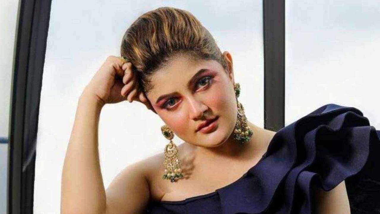 Srabanti Chatterjee: সন্তানসম ছেলের সঙ্গে এ কী, রোম্যান্টিক ভিডিয়ো ফাঁস হতেই শ্রাবন্তীকে তুলোধনা
