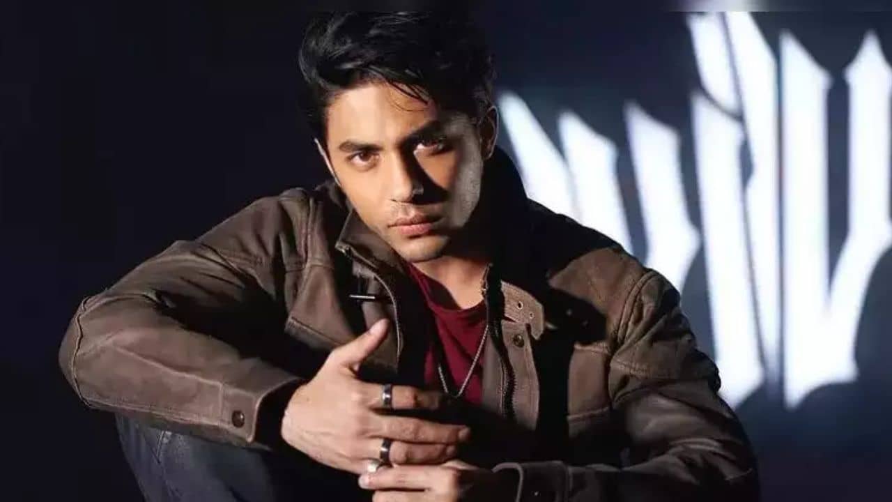Aryan Khan: নিশিঠেকে বাঙালি নায়িকার কাছাকাছি শাহরুখের ছেলে, নিয়ন আলোয় মোড়া ছবি ফাঁস