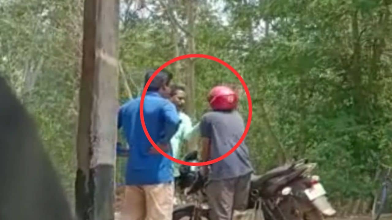 TMC: প্রকাশ্য রাস্তায় দলেরই কর্মীকে হেনস্থার অভিযোগ তৃণমূল নেতার বিরুদ্ধে