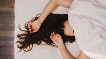 Sleeping With Wet Hair: স্নান করার পরই ঘুমে চোখ বুজে যায়? পার্শ্ব প্রতিক্রিয়াগুলি জানলে আর কখনও করবেন না