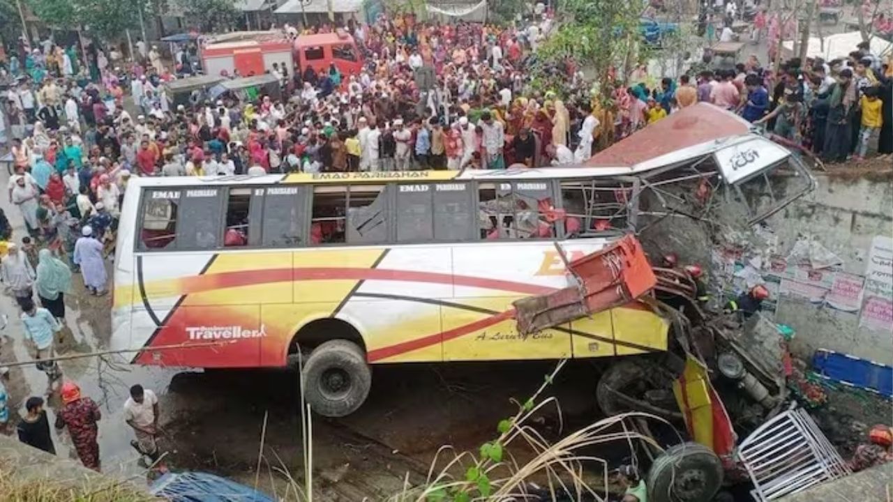 Bus Accident: রবির সকালে ভয়াবহ দুর্ঘটনা, পদ্মা সেতুতে ওঠার আগে খাদে পড়ে গেল ঢাকাগামী বাস, মৃত ১৯