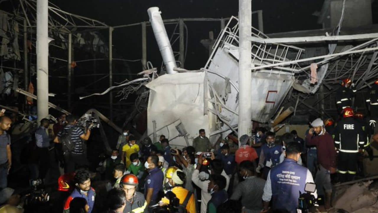 Bangladesh Oxygen Plant Explosion: বাবাকে সবে ভাত দিয়ে এসেছিলাম..., কারখানা থেকে আধ কিমি দূরে বসেও কীভাবে মৃত্যু হল বাবার, বুঝে উঠতে পারছেন না মালেকা
