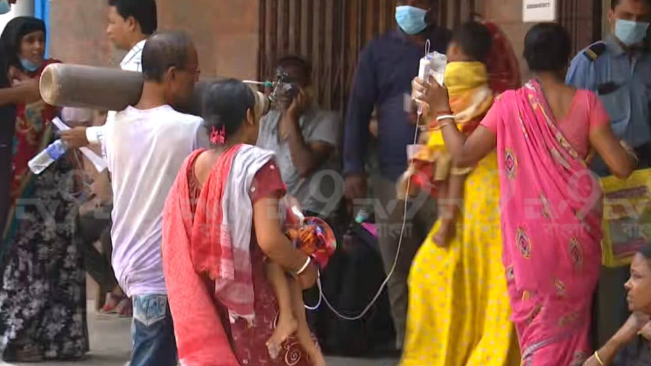 BC Roy Hospital: বাবার কাঁধে অক্সিজেনের সিলিন্ডার, মায়ের কোলে অসুস্থ শিশু; মর্মান্তিক দৃশ্য বি সি রায় হাসপাতালে