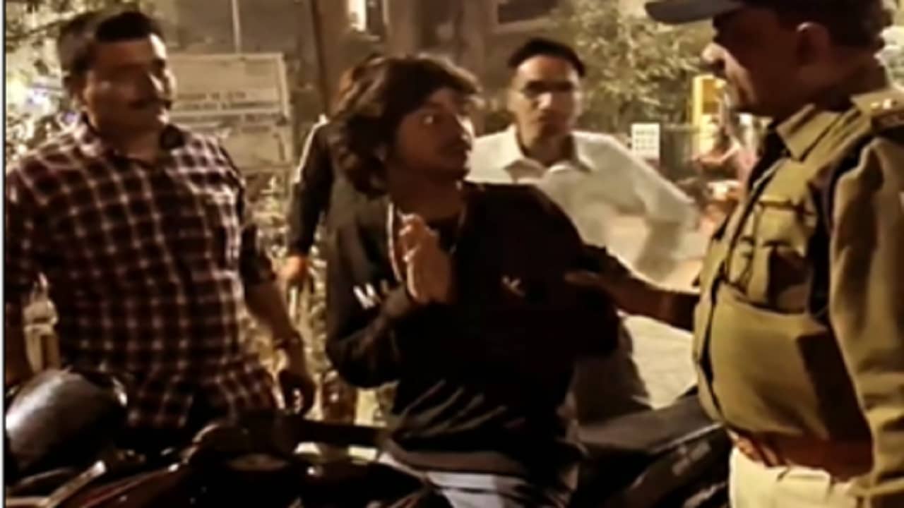 Viral Video: মাথায় নেই হেলমেট, পুলিশ ধরতেই যা কাণ্ড ঘটালেন এই যুবক.... থামবে না হাসি