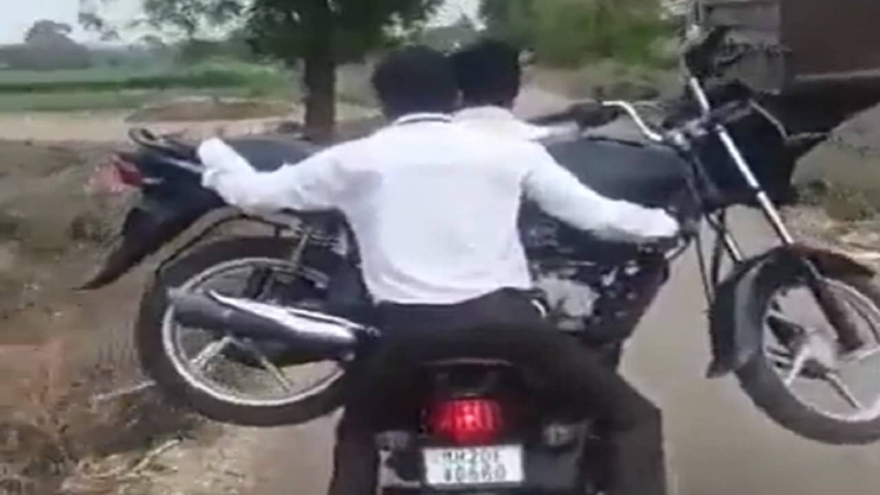 Viral Video: চলন্ত বাইকে সওয়ার আরও এক বাইক, ভিডিয়ো দেখে চোখ কপালে উঠবে আপনার