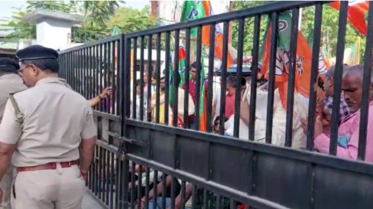 BJP: চোর, চোর স্লোগান, জেলাশাসকের দফতরে বিজেপির অভিযান ঘিরে উত্তেজনা