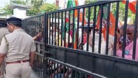 BJP: চোর, চোর স্লোগান, জেলাশাসকের দফতরে বিজেপির অভিযান ঘিরে উত্তেজনা BJP: চোর, চোর স্লোগান, জেলাশাসকের দফতরে বিজেপির অভিযান ঘিরে উত্তেজনা
