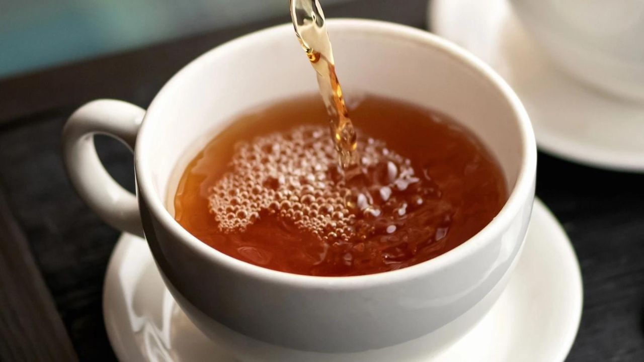 Side Effects of Black Tea: দুধ চায়ের বদলে শুধুই লিকার চা খান? বিপদ এড়াতে গিয়ে বাড়তি সমস্যা ডেকে আনছেন