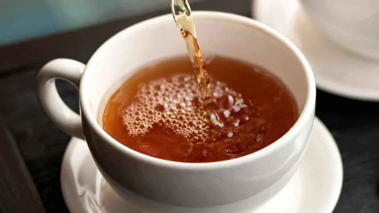 Side Effects of Black Tea: দুধ চায়ের বদলে শুধুই লিকার চা খান? বিপদ এড়াতে গিয়ে বাড়তি সমস্যা ডেকে আনছেন Side Effects of Black Tea: দুধ চায়ের বদলে শুধুই লিকার চা খান? বিপদ এড়াতে গিয়ে বাড়তি সমস্যা ডেকে আনছেন