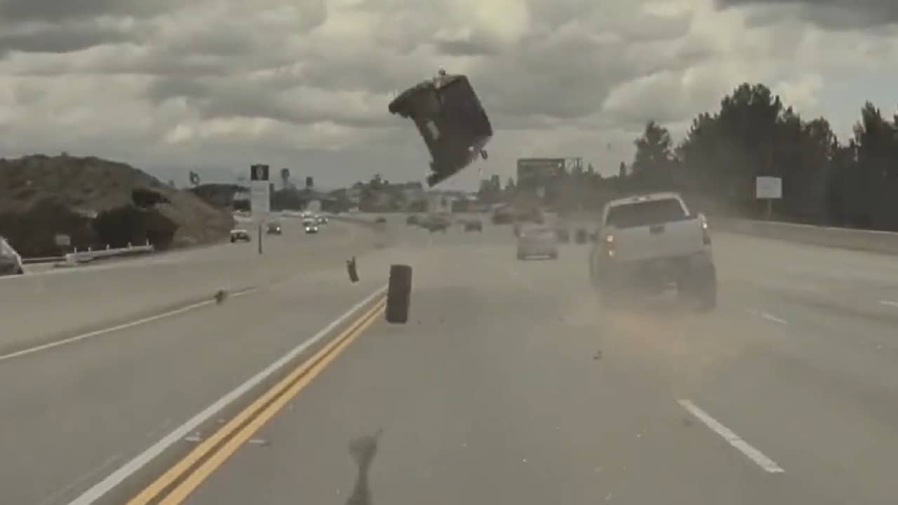 Viral Video: সিনেমা নয়, রাস্তায় হঠাৎ করে উড়ে গেল চলন্ত গাড়ি... কারণ জানতে দেখুন ভিডিয়ো