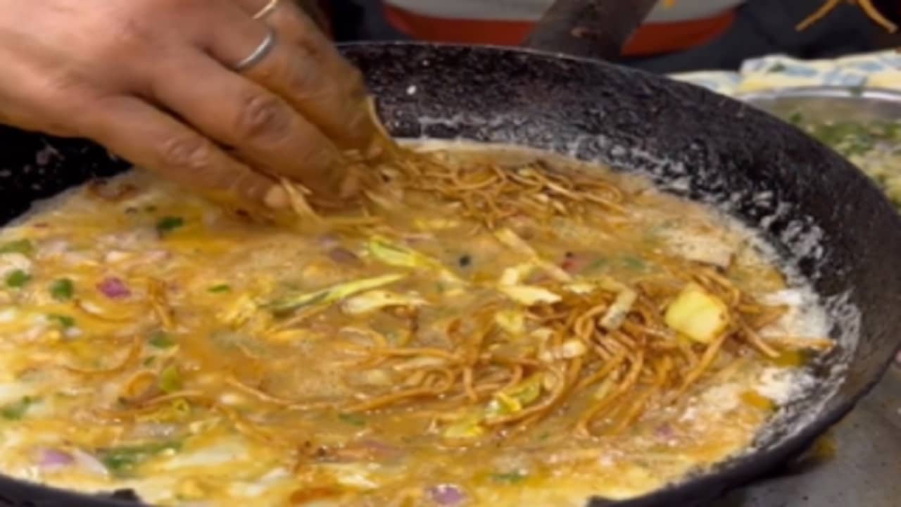 Viral Video: এগ চাউমিন তো অনেক খেলেন, এবার চাউমিন অমলেট হাজির করে ভাইরাল এই দোকানদার