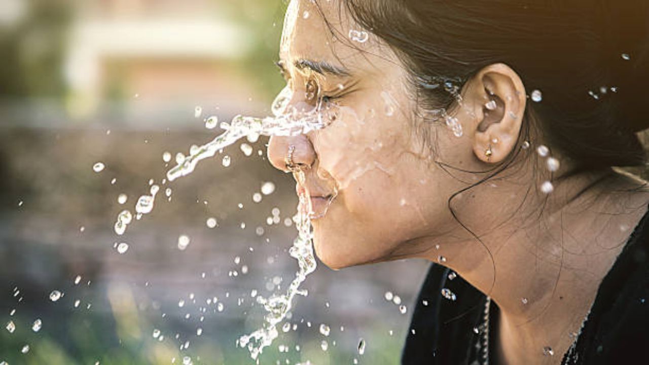 Cold Water for Skin ঘুম থেকে উঠে মুখে ঠান্ডা জলের ঝাপটা দেন, এই