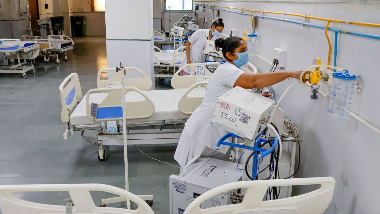 COVID-19 in Delhi: ২৪ ঘণ্টাতেই ২ জনের মৃত্যু! দিল্লিতে ফের করোনার চোখ রাঙানি, চিন্তা বাড়াচ্ছে বিষফোঁড়া H3N2 ইনফ্লুয়েঞ্জাও