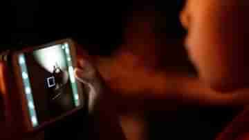 Digital Addiction: স্ক্রিনটাইমে টানুন রাশ! সময়মতো লক্ষণ না বুঝলে হারিয়ে যেতে পারে আদরের সন্তান