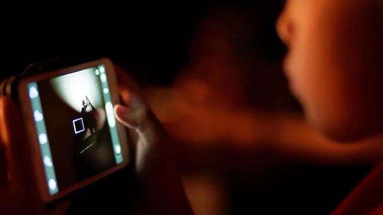 Digital Addiction: স্ক্রিনটাইমে টানুন রাশ! সময়মতো লক্ষণ না বুঝলে হারিয়ে যেতে পারে আদরের সন্তান