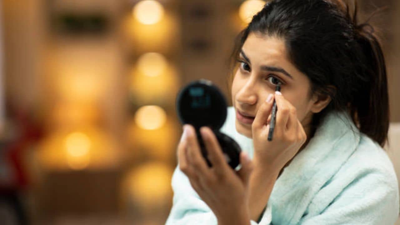 Eye Care: রোজ আইলাইনার না লাগিয়ে বাড়ির বাইরে বেরোন না? মারাত্মক ভুল করছেন