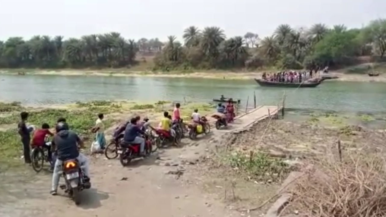 Farakka Canal: ফরাক্কা ক্যানেলে জলাভাব! কাদা পেরিয়ে নৌকায় চাপতে হচ্ছে বাসিন্দাদের