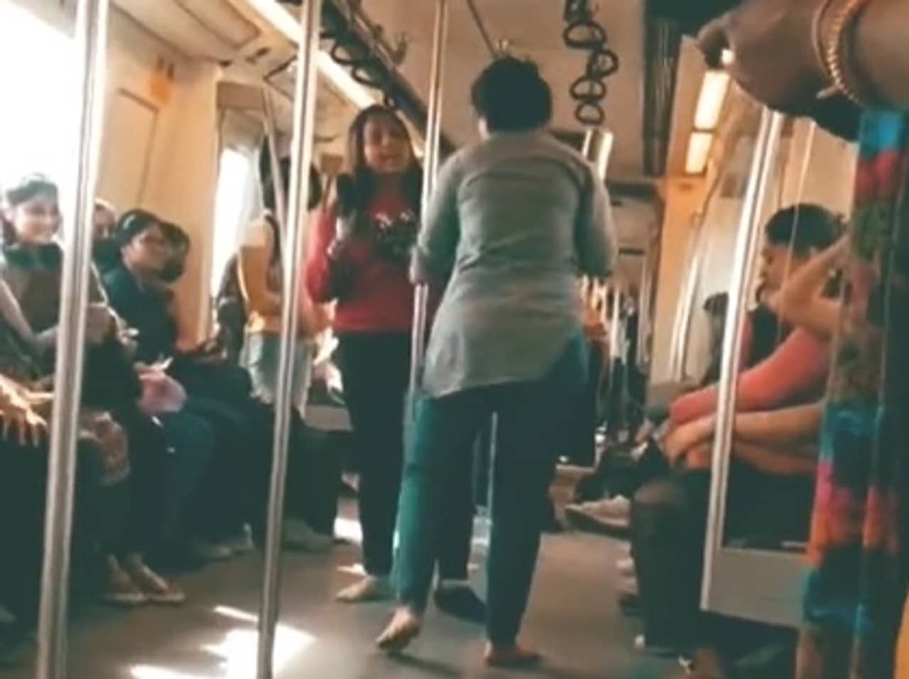 Viral Video: সিটে কে বসবে! মেট্রোতে জুতো-বোতল নিয়ে মারপিট দুই মহিলার... দেখুন ভিডিয়ো
