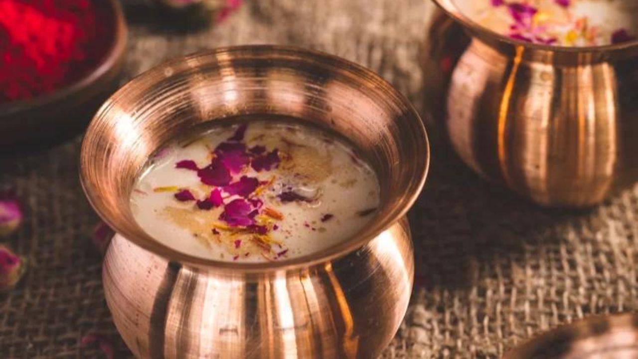 Healthy Thandai: দোলের দিন ভাং খাওয়ার প্ল্যান আছে? নেশা নয়, এক গ্লাস ঠান্ডাইয়ের গুণের বহর জানলে অবাক হবেন