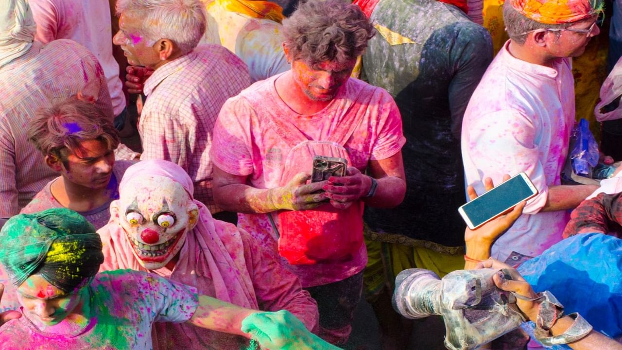 Holi Mobile Care Tips: হোলিতে রং আর জল থেকে বাঁচিয়ে রাখুন স্মার্টফোন, রইল দুর্দান্ত টিপস