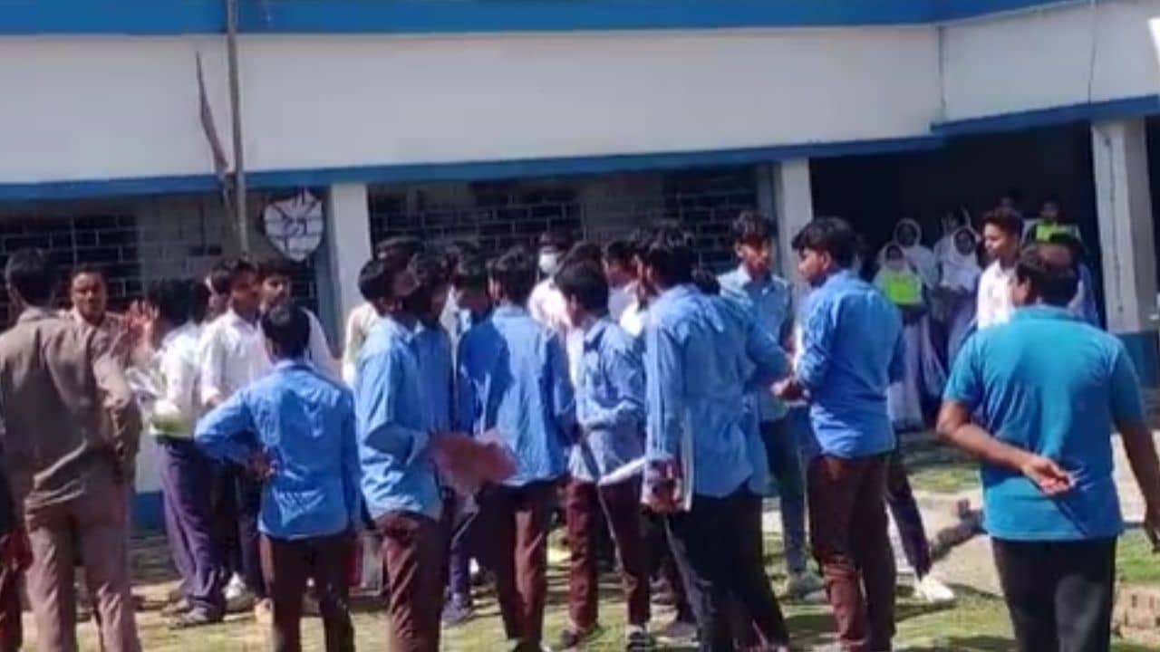 HS: ‘দেখে লিখতে দিতে হবে’, দাবিতে তুলকালাম উচ্চ মাধ্যমিক পরীক্ষার্থীদের