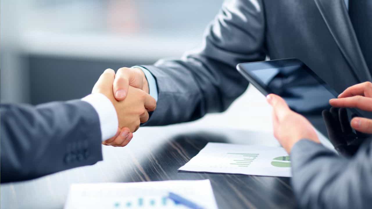 Loan Guarantor: আত্মীয় বা বন্ধুর কথায় ঋণের গ্যারান্টার হচ্ছেন? নিজের কাঁধে কি বোঝা টানছেন, জেনে নিন... Loan Guarantor: আত্মীয় বা বন্ধুর কথায় ঋণের গ্যারান্টার হচ্ছেন? নিজের কাঁধে কি বোঝা টানছেন, জেনে নিন...