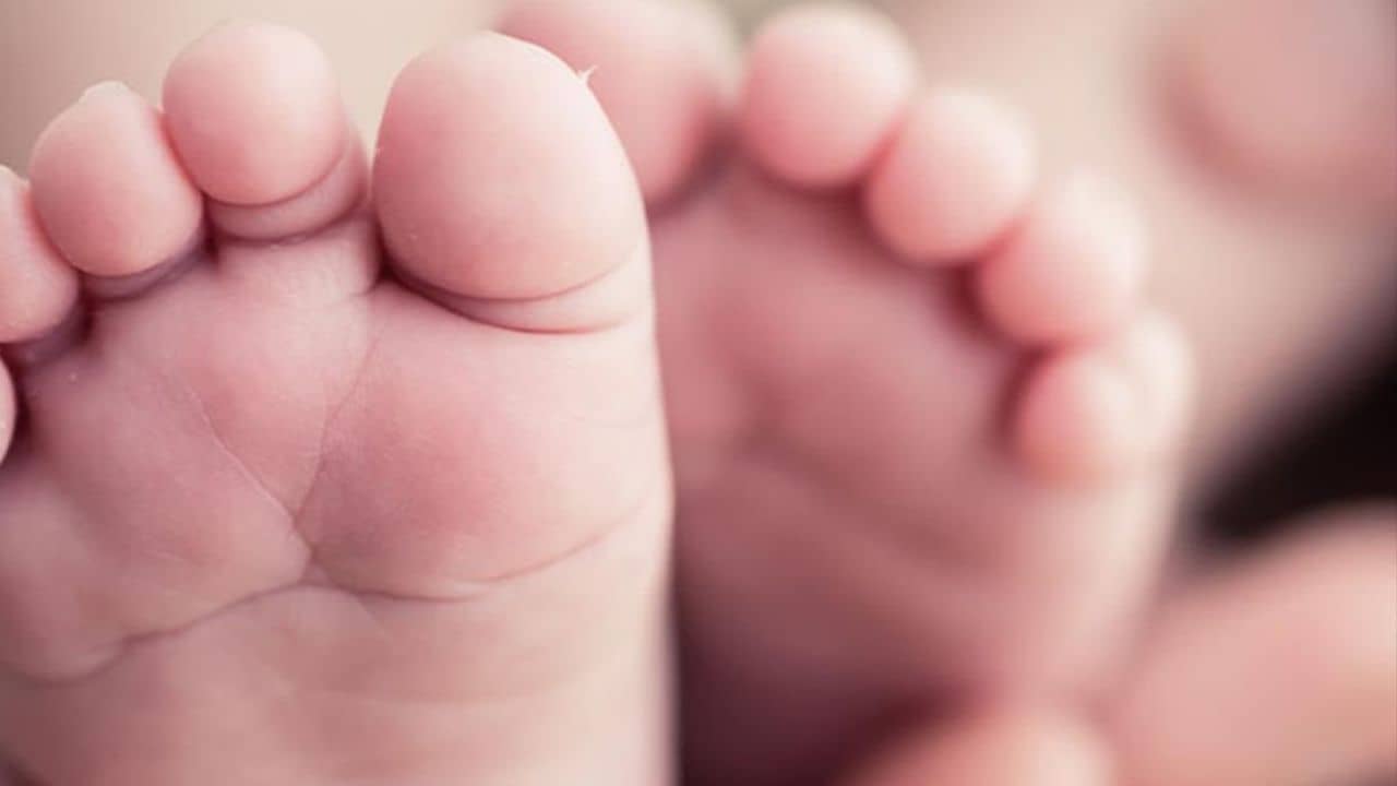 Newborn Trampled to Death: অপরাধীকে ধরতে গিয়ে ৪ দিনের শিশুকে পা দিয়ে মারিয়ে দেওয়ার অভিযোগ পুলিশের বিরুদ্ধে