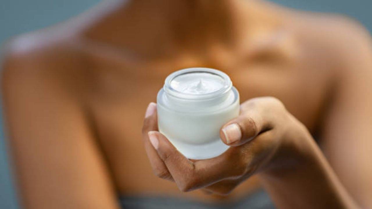 Night Cream: দিনের শেষে ত্বকের যত্ন নিতে কতখানি গুরুত্ব রয়েছে নাইট ক্রিমের?