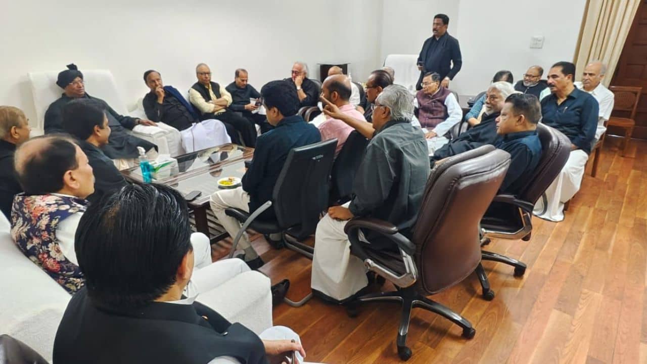 Congress-TMC: রাহুল ইস্যুতেই দূরত্ব ঘুচল কংগ্রেস-তৃণমূলের, খাড়্গের ডাকা বিরোধী বৈঠকে যোগ তৃণমূল সাংসদদের