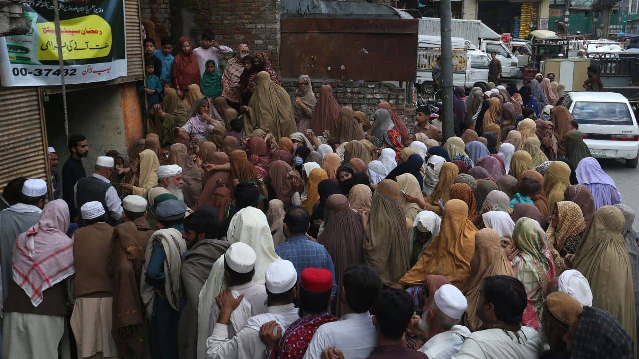 Pakistan Inflation: ২২৮ শতাংশ বৃদ্ধি! চোখে জল আনছে পাকিস্তানে পেঁয়াজের দাম, ময়দা-সিগারেটের দামও বাড়ল ১০০ শতাংশের বেশি