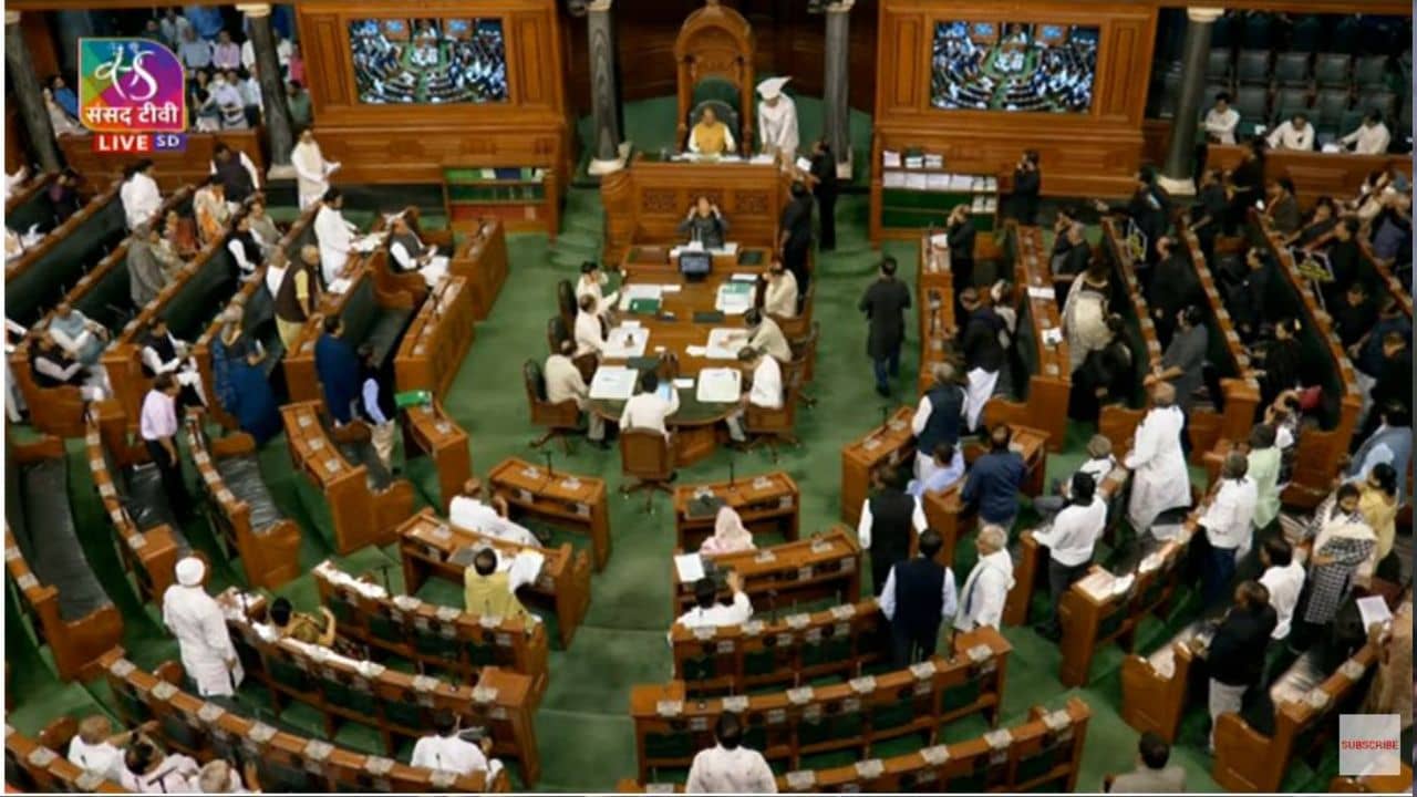 Parliament Ruckus: স্পিকার ওম বিড়লার মুখে কাগজ-প্ল্যাকার্ড ছুড়ল বিরোধীরা, রাহুলের সাংসদ পদ খারিজ ইস্যুতে উত্তাল সংসদ