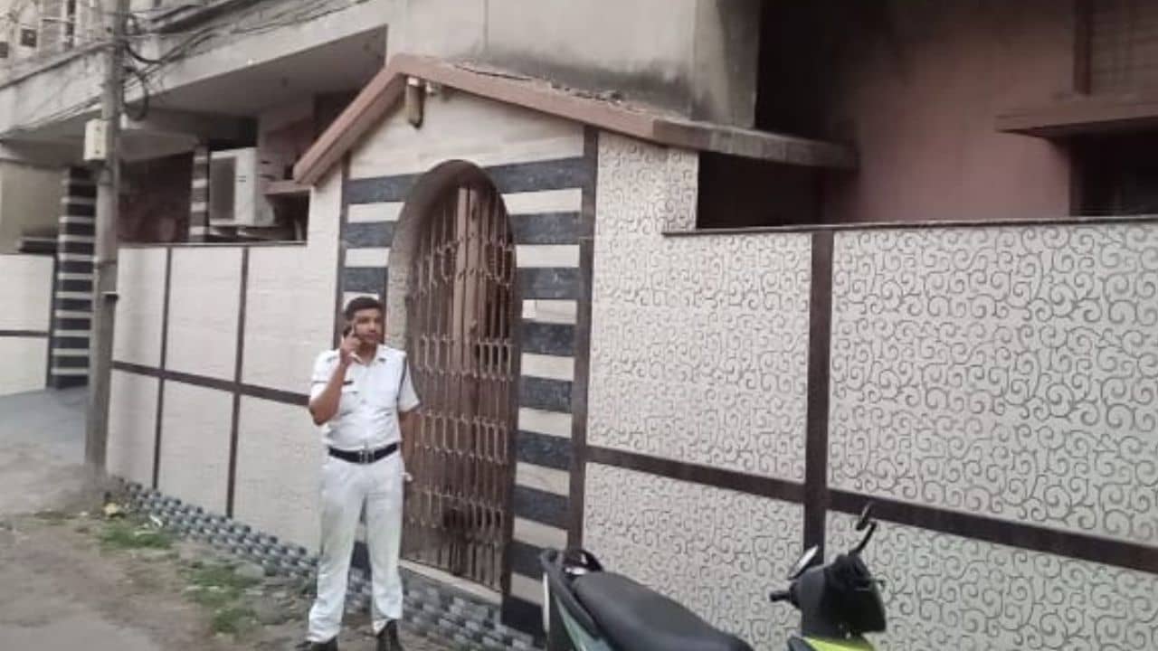 Call Centre: বিলাসবহুল সব গাড়ি, লিলুয়ায় অট্টালিকা, এবার কলসেন্টার মালিকের বাড়িতে হানা
