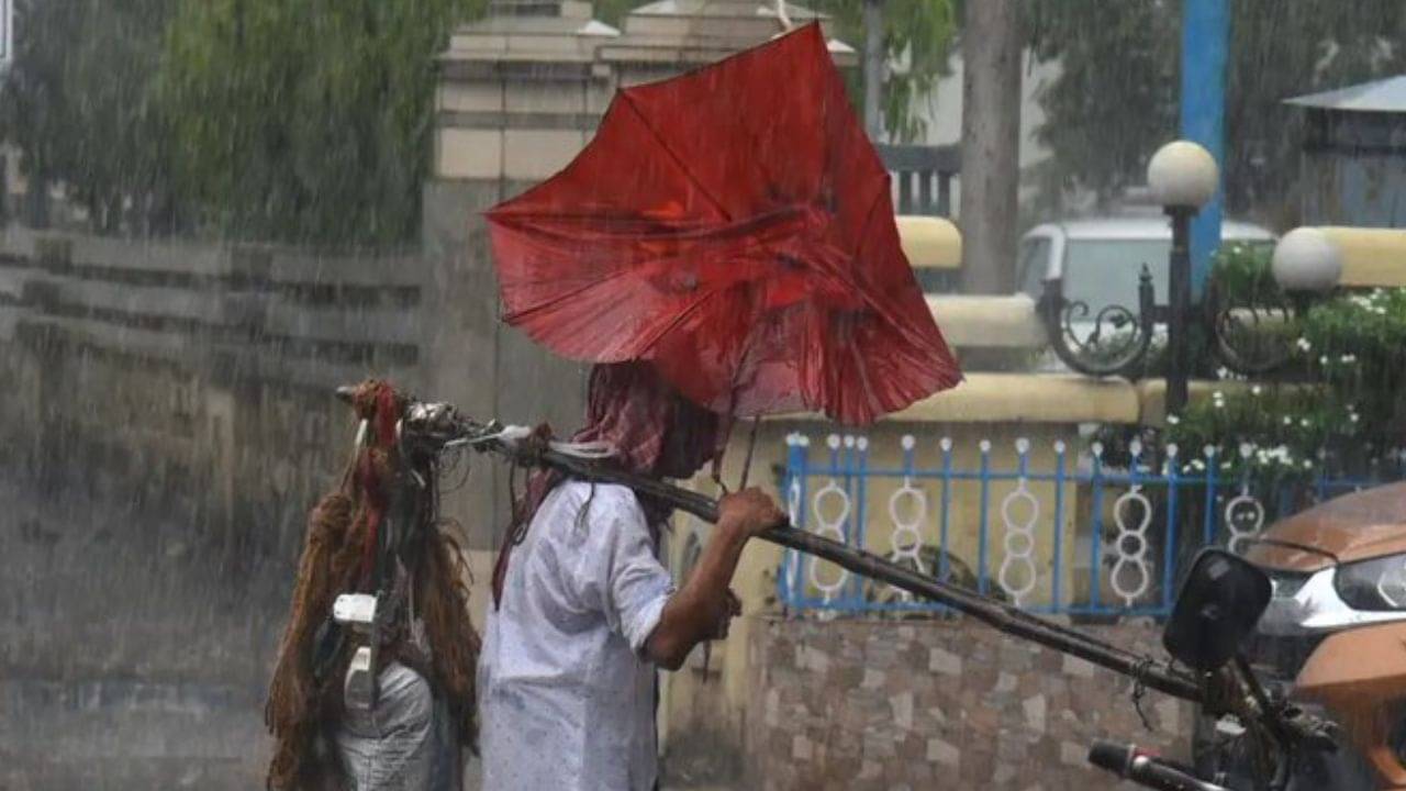 Weather Update: কয়েক ঘণ্টার মধ্যেই বজ্রবিদ্যুৎ-সহ ঝেপে বৃষ্টি, সঙ্গে ঝড়ো হাওয়া! ৫ জেলায় কমলা সতর্কতা