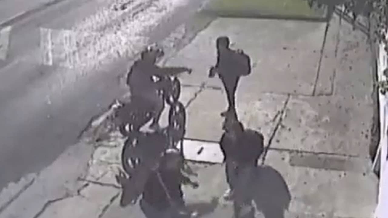 Viral Video: বাড়ির পথে যুগল, রাস্তায় আচমকা হামলা লুটেরাদের... তারপর যা হল....