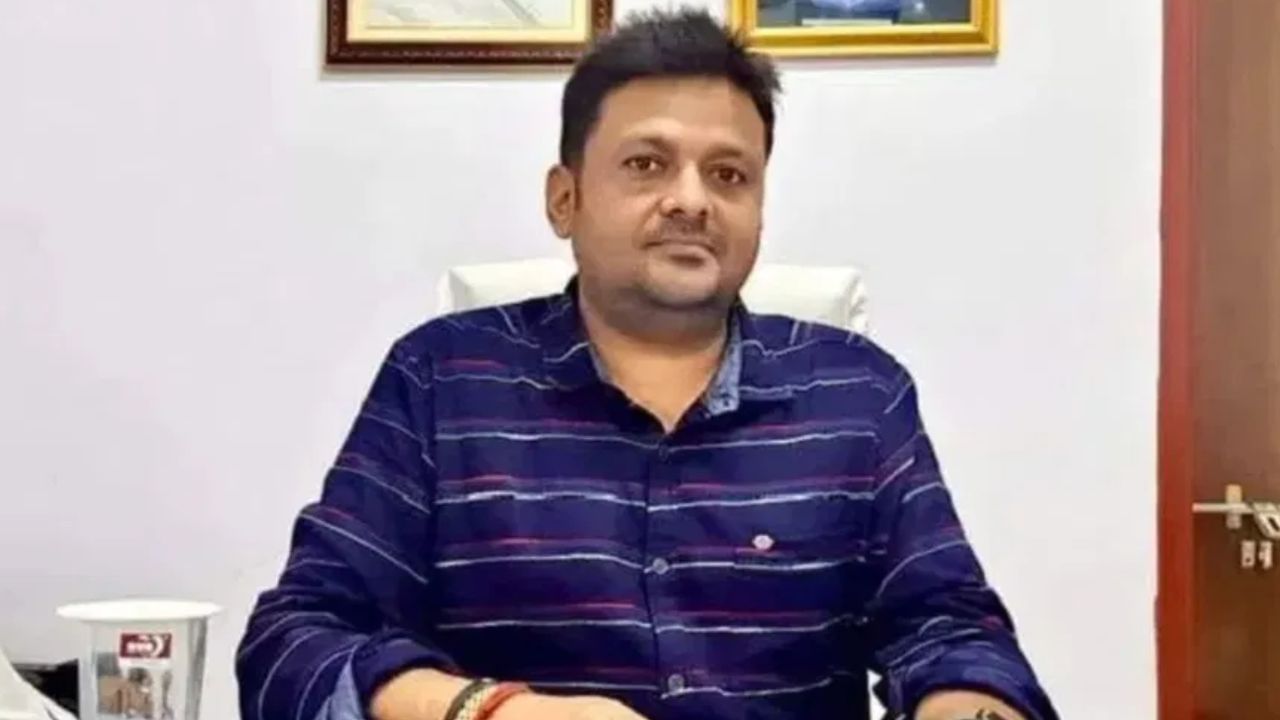 Santanu Banerjee: মাধ্যমিকে ফেল শান্তনু, বাবার করে দেওয়া মোবাইলের দোকান থেকে কীভাবে হয়ে উঠলেন কোটিপতি Santanu Banerjee: মাধ্যমিকে ফেল শান্তনু, বাবার করে দেওয়া মোবাইলের দোকান থেকে কীভাবে হয়ে উঠলেন কোটিপতি