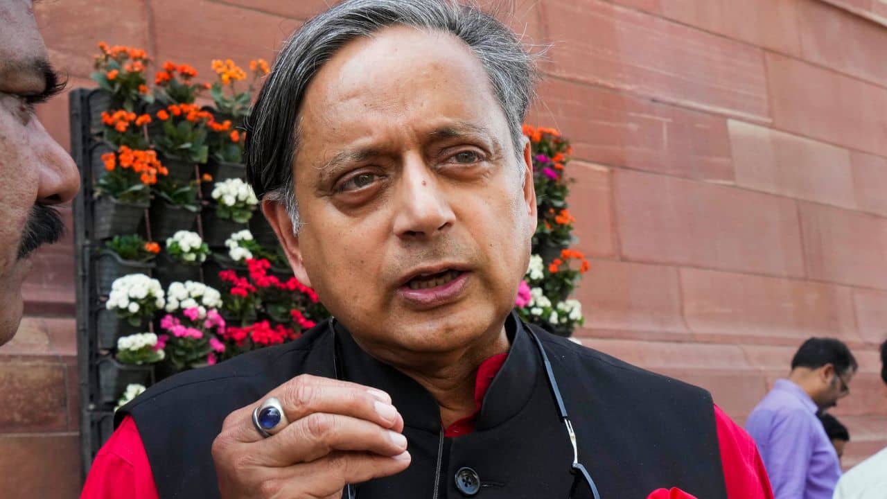 Shashi Tharoor on Rahul Gandhi: রাহুলের সাজায় খুশি শশী থারুর , খুঁজে পেলেন সিলভার লাইনিং
