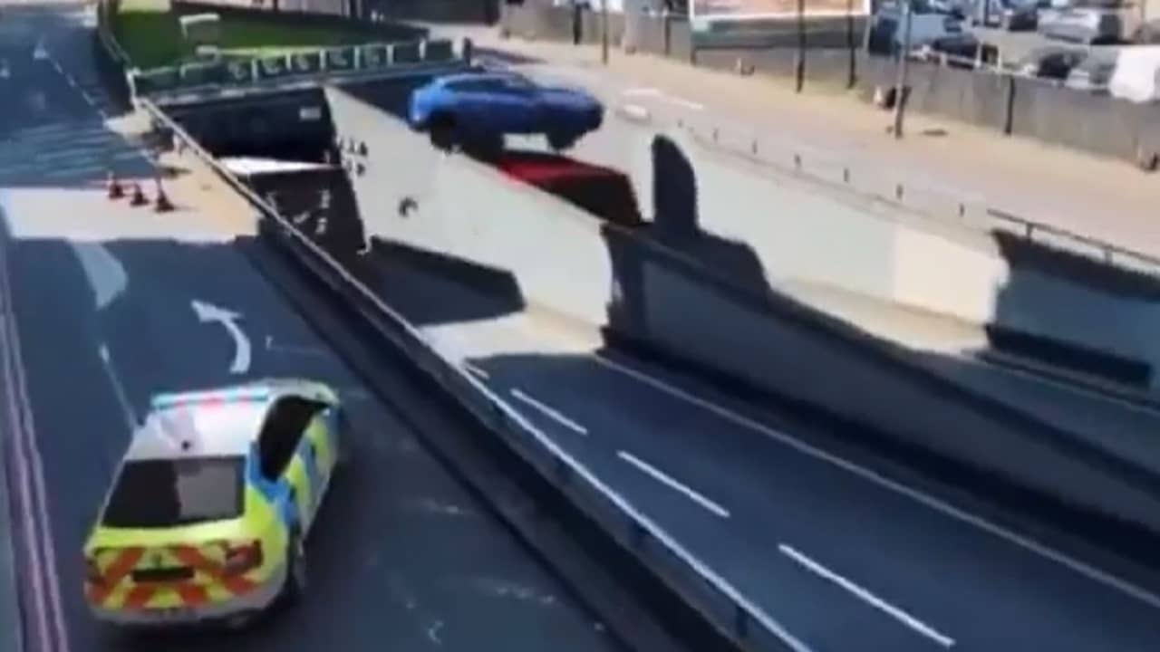 Viral Video: হলিউডের স্টান্টও হার মানবে এই চোরের কাছে, রাস্তায় পুলিশের তাড়া খেয়ে যা কাণ্ড করল..