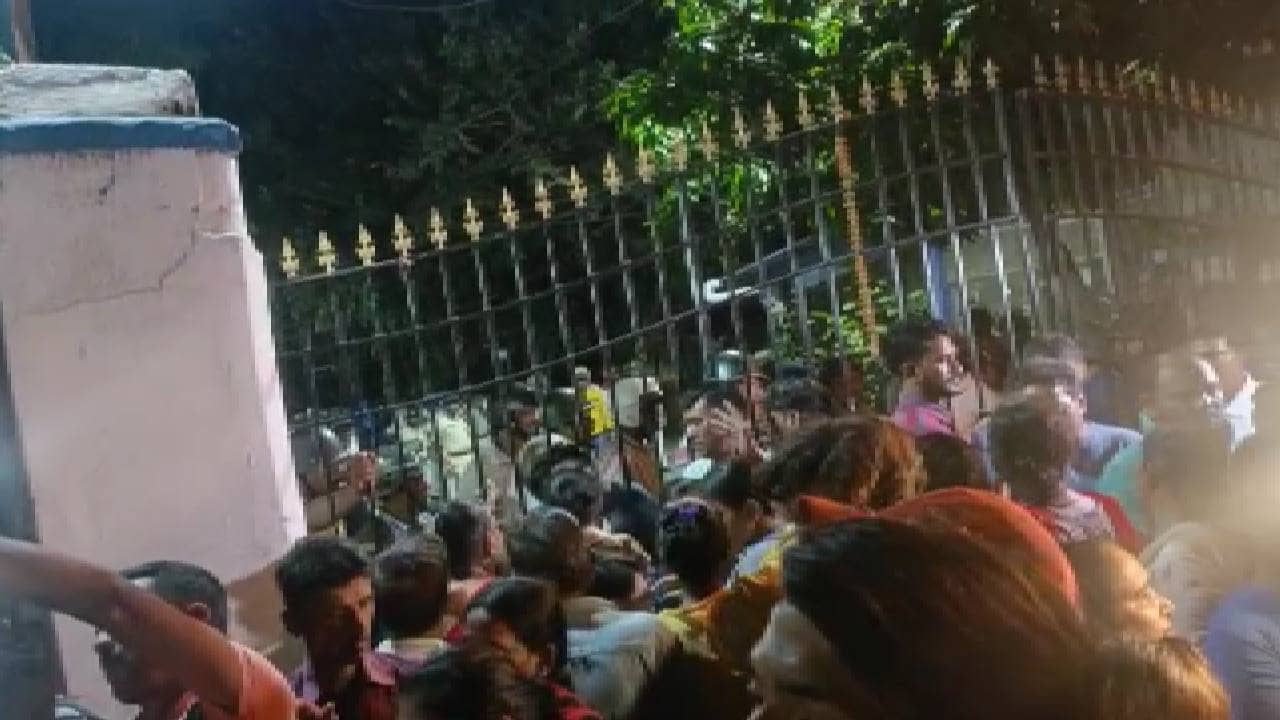 Tiljala Minor Death: নাবালিকা খুন ঘিরে ধুন্ধুমার তিলজলায়, ইটের আঘাতে আহত পুলিশ, পাল্টা লাঠিচার্জ