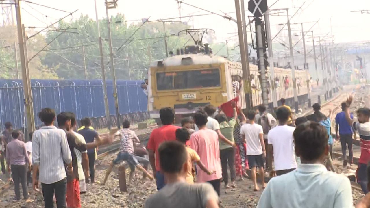 Rail Service: তিলজলার বিক্ষোভে বাতিল একের পর লোকাল ট্রেন, তুমুল দুর্ভোগ যাত্রীদের