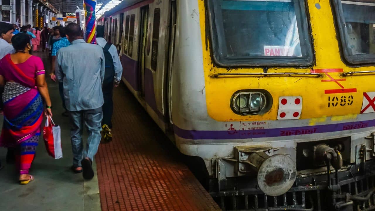 Indian Railways: শুধু জরিমানা থেকেই ১০০ কোটি আয়! বিনা টিকিটে প্রতিদিন রেল সওয়ারী লক্ষাধিক, পোয়াবারো রেলের