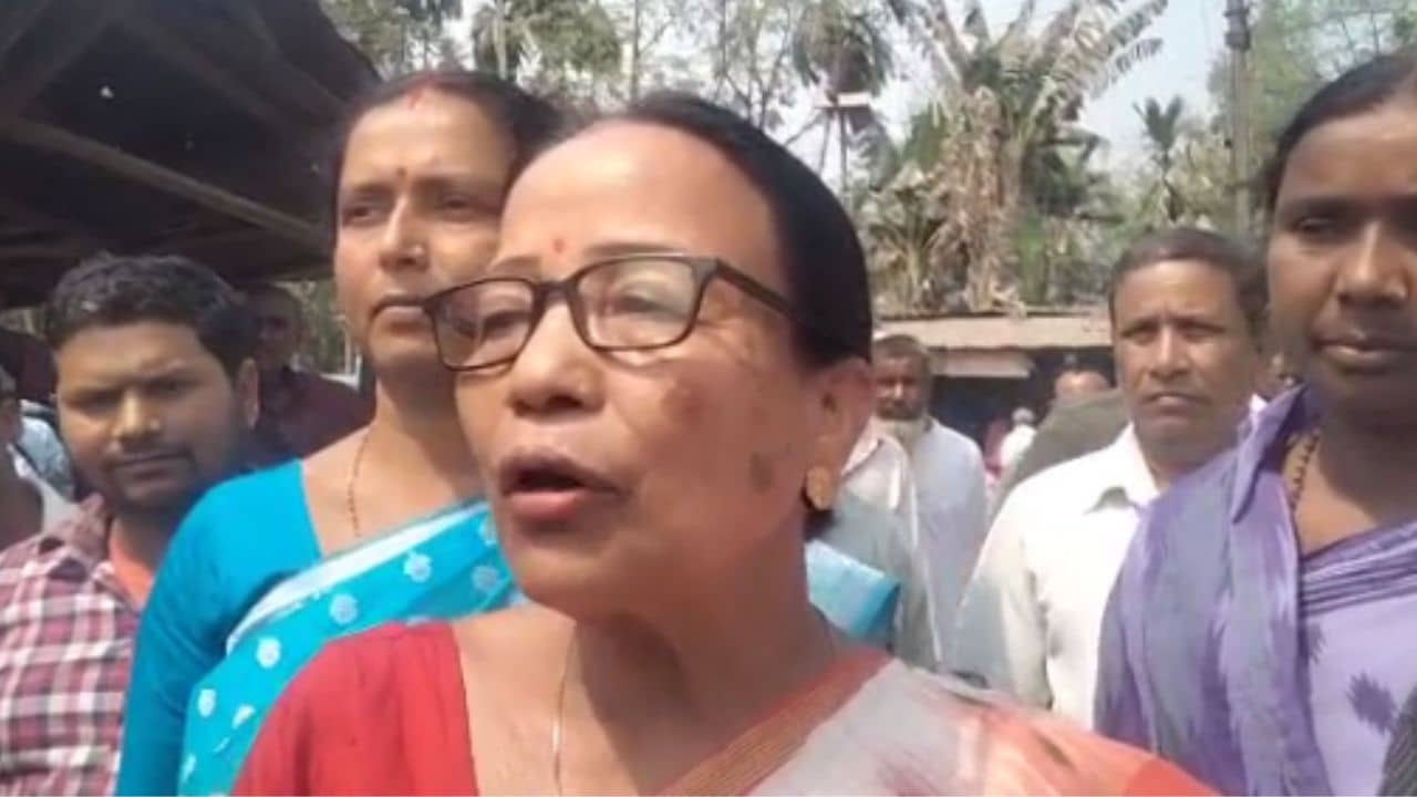 TMC:  দিদির দূত গ্রামে ঢোকেননি, সভাধিপতিকে সামনে পেয়ে ক্ষোভ উগরে দিলেন তৃণমূল কর্মীরাই