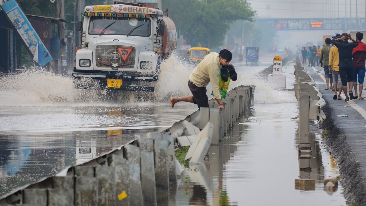 Weather Forecast: সপ্তাহের শুরুতেও কালো মেঘের ভ্রূকূটি, কবে অবধি চলবে বৃষ্টির দাপট, জানাল আবহাওয়া দফতর