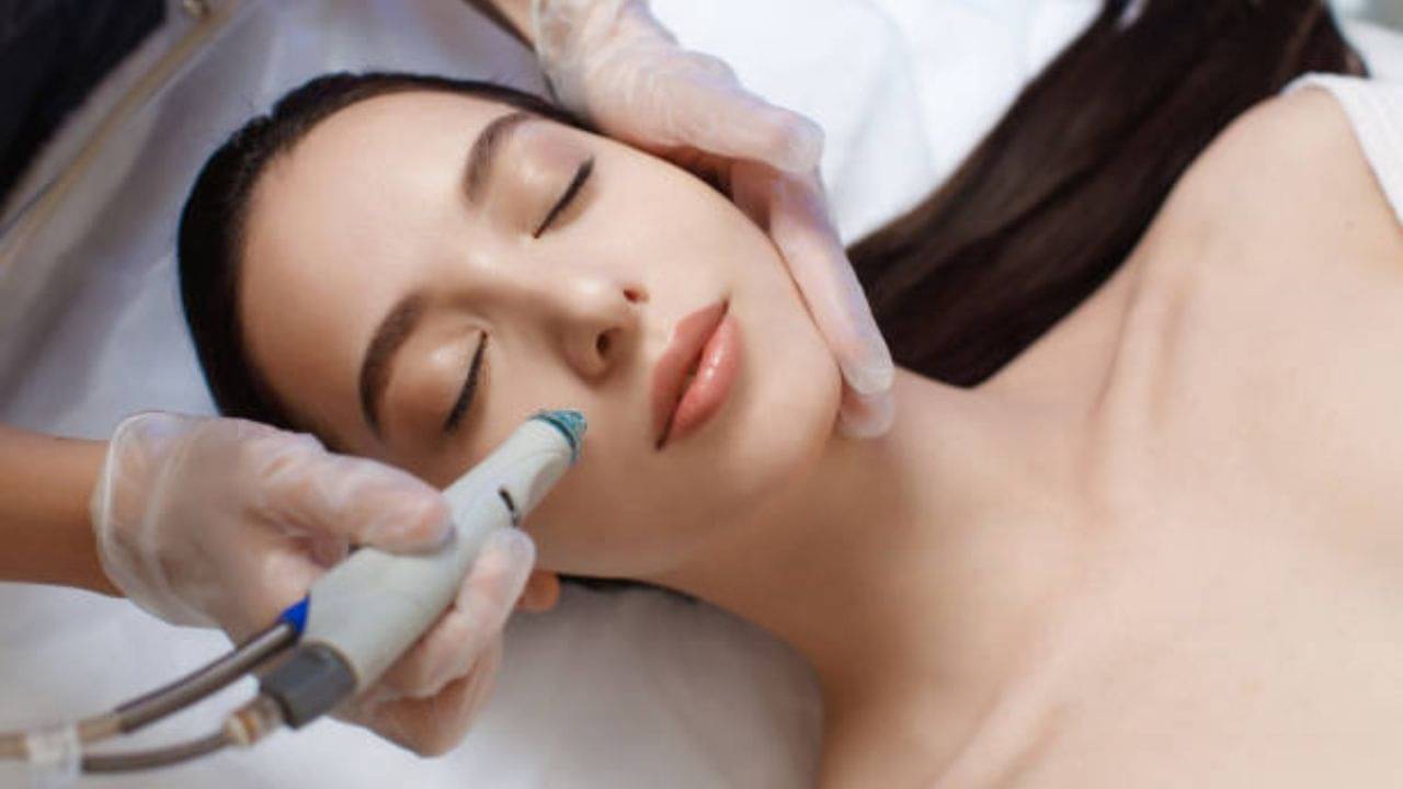 Skin Care Treatment: ভ্রমণের আগে ১০ মিনিটে করিয়ে নিন বোটক্স, ত্বক জেল্লাদার থাকবে প্রায় ১ বছর