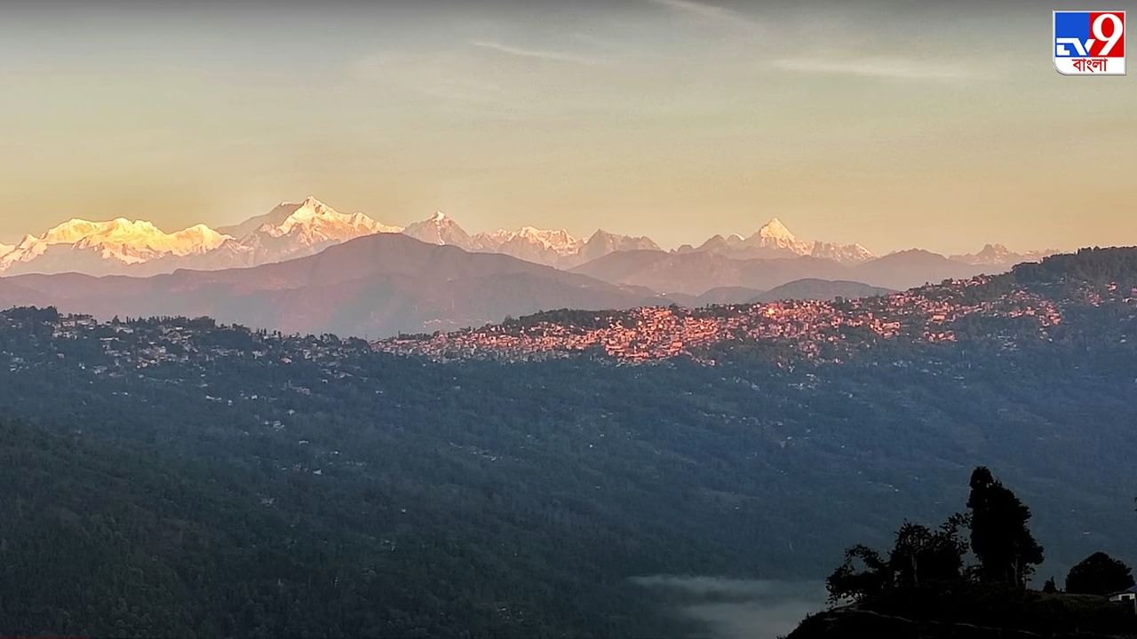 Offbeat Destination: রাতের কালিম্পং শহর কেমন? খাদের ধারে সামালবংয়ে বসে দেখুন