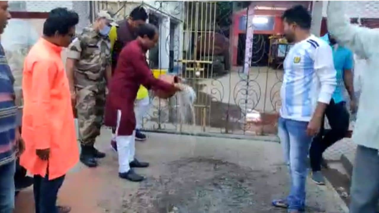 Bankura Didir Doot: দিদির দূত যেতেই গঙ্গাজল দিয়ে পঞ্চায়েত শুদ্ধিকরণ বিজেপির