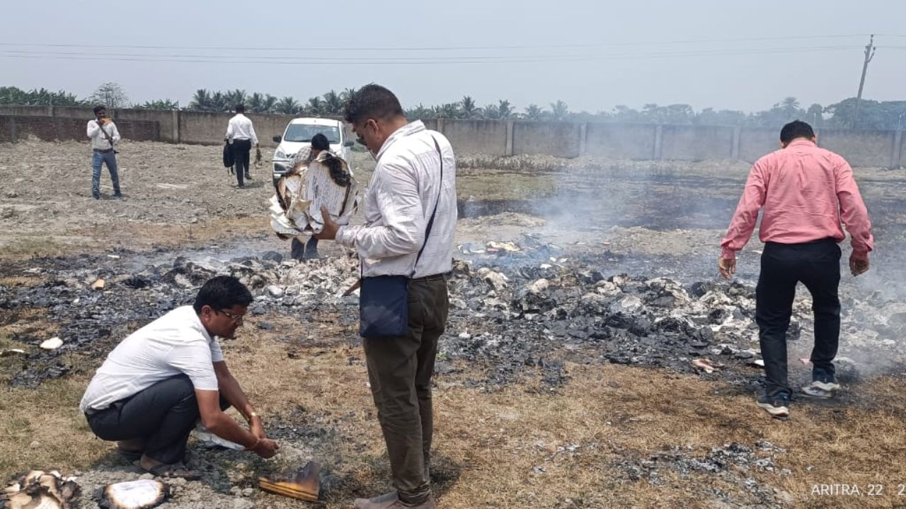 Bhangar Fire: ভাঙড়ে পুড়ছে নিয়োগ সংক্রান্ত কাগজপত্র, বালি-জল ঢেলে নথি উদ্ধারের চেষ্টায় মরিয়া CBI